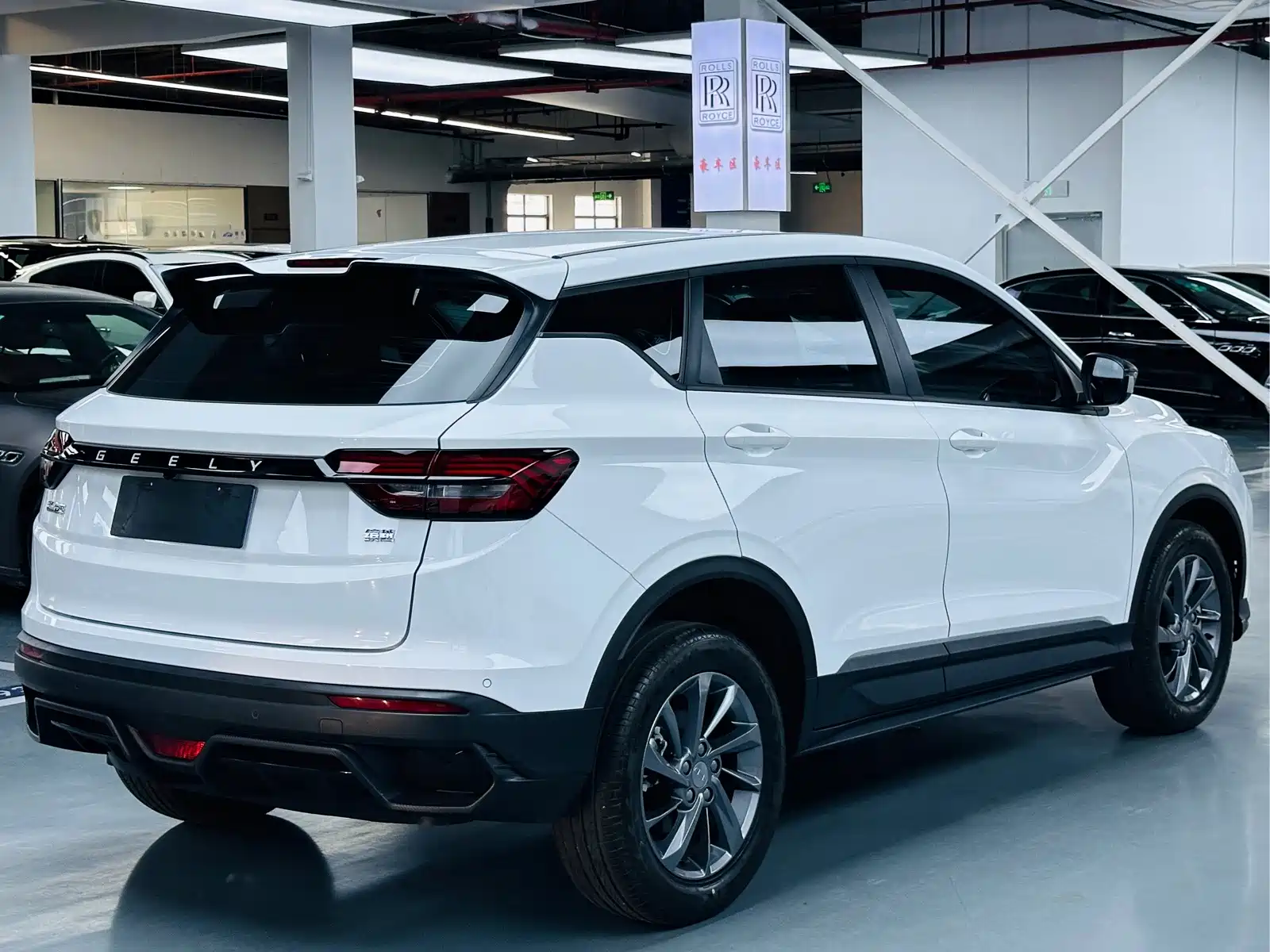 Фото 15 - Geely Coolray