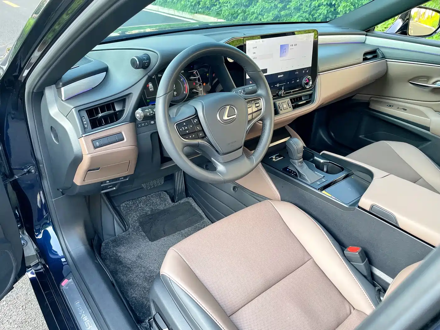 Lexus ES 2025 200 Ultimate Edition фото 12