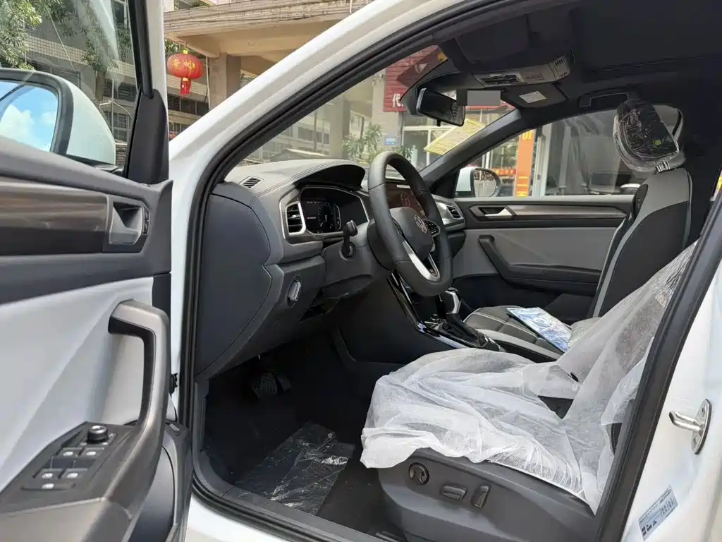 Volkswagen T-ROC 2026 2025 300TSI DSG 2WD Dawn Edition