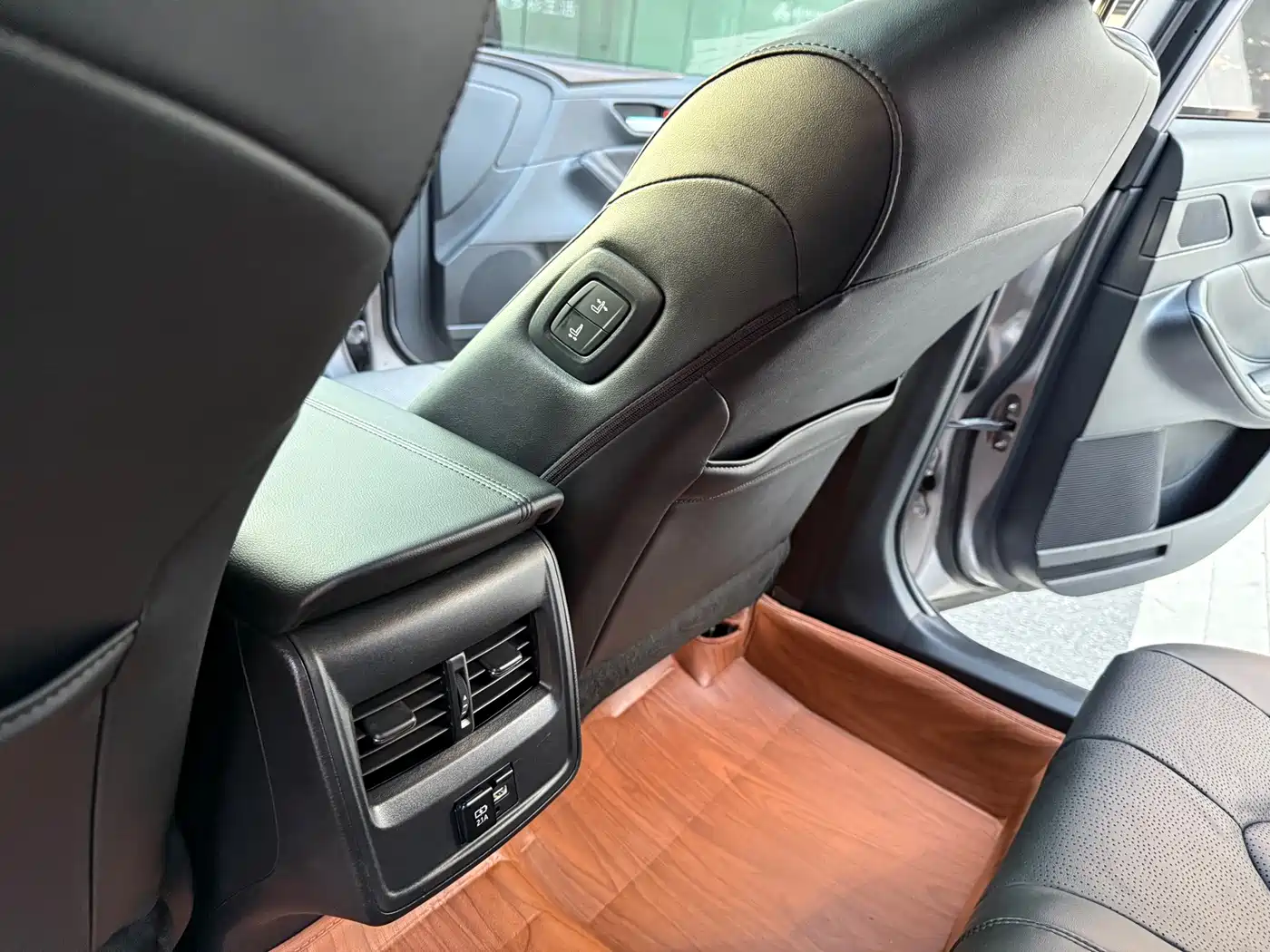Photo 11 - Toyota Avalon