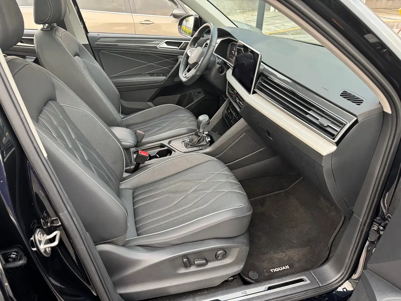 Volkswagen Tiguan L 2024 330TSI Automatic 2WD R-Line Premium Enjoyment Edition фото 13
