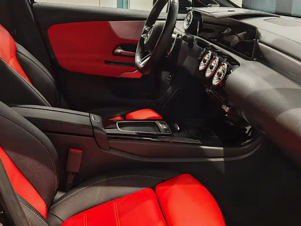 Mercedes-Benz A-Class AMG 2025 AMG A 35 L 4MATIC фото 7