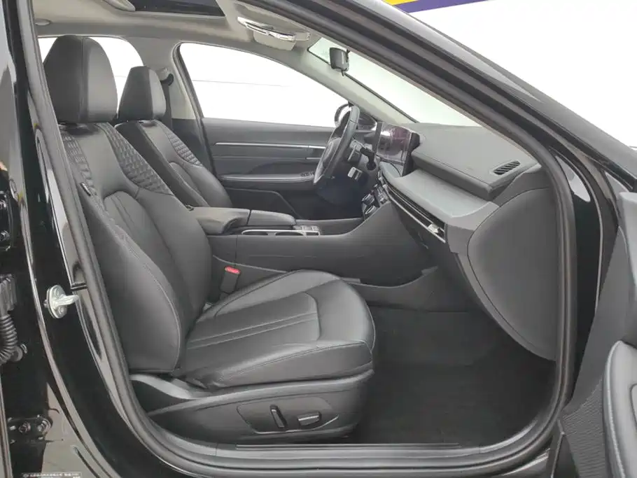 Photo 8 - Hyundai Sonata