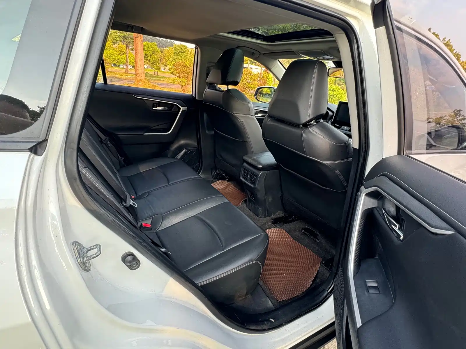 Фото 14 - Toyota RAV4