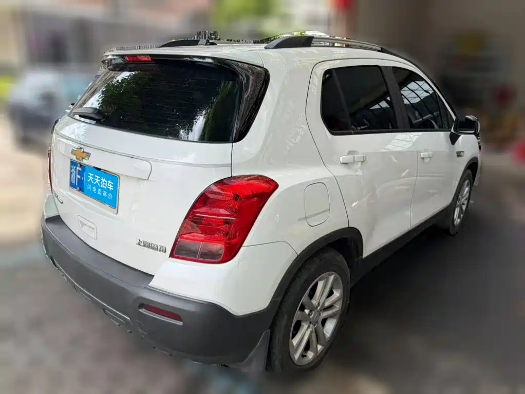 Photo 2 - Chevrolet Trax