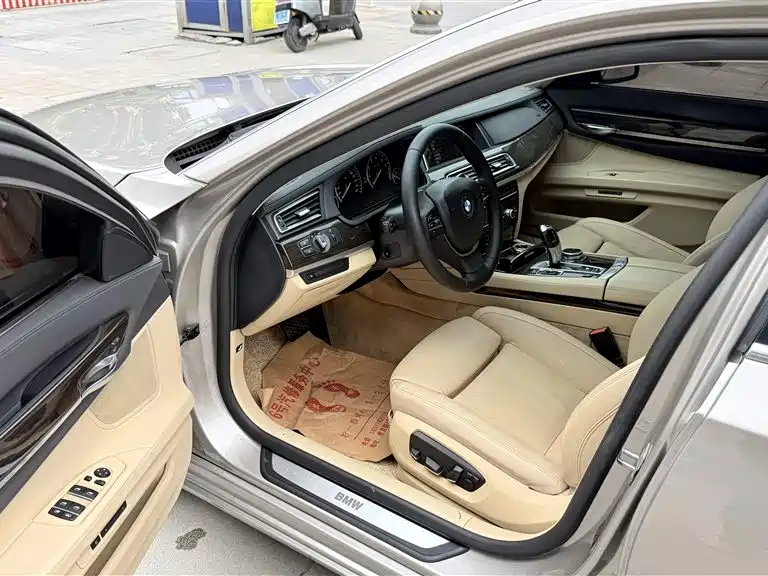 BMW 7 Series 2013 Model 740Li Leading фото 7