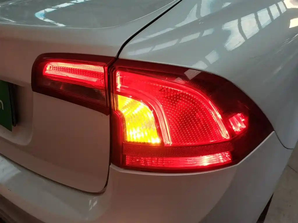 Фото 8 - Volvo S60