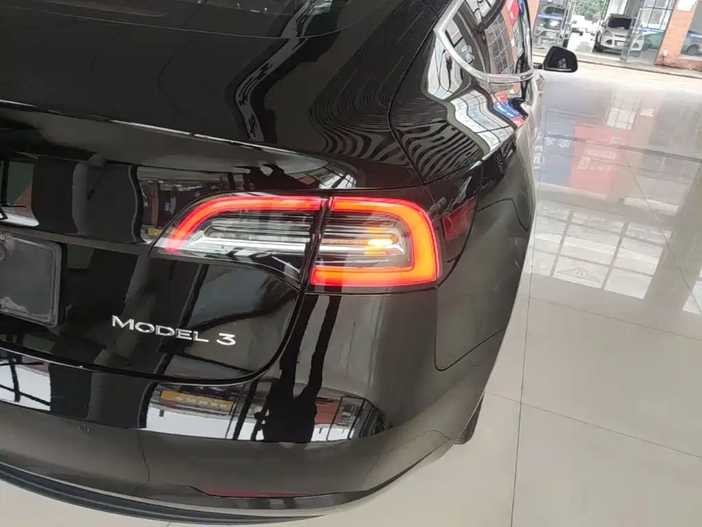 Фото 8 - Tesla Model 3