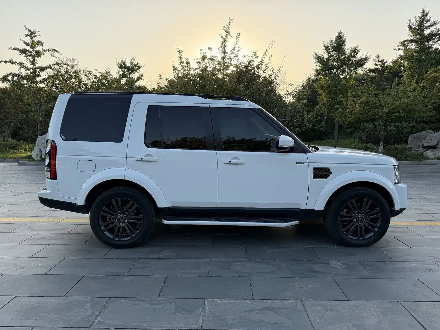 Land Rover Discovery 2015 3.0 SDV6 HSE Diesel фото 4