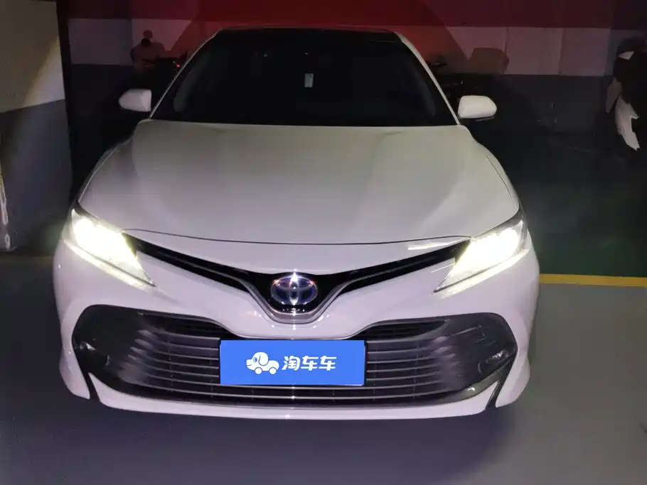Фото 2 - Toyota Camry