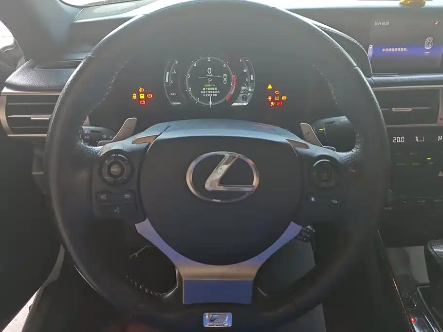 Фото 15 - Lexus IS