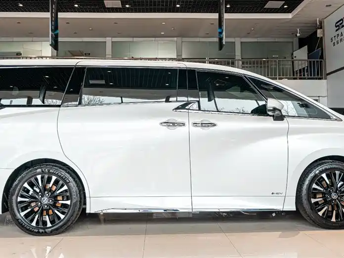 Toyota Alphard 2024 Hybrid 2.5L Ultimate Enjoyment Edition фото 4