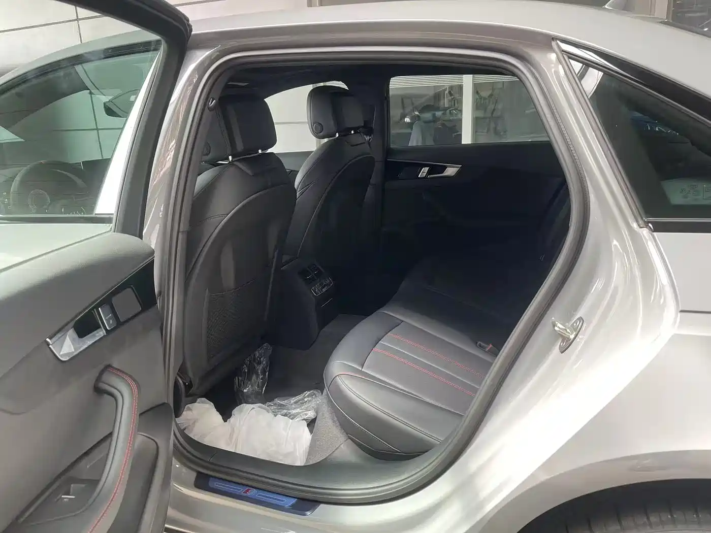 Audi A4L 2025 2 Million Celebration Edition 40 TFSI Luxury Dynamic фото 3