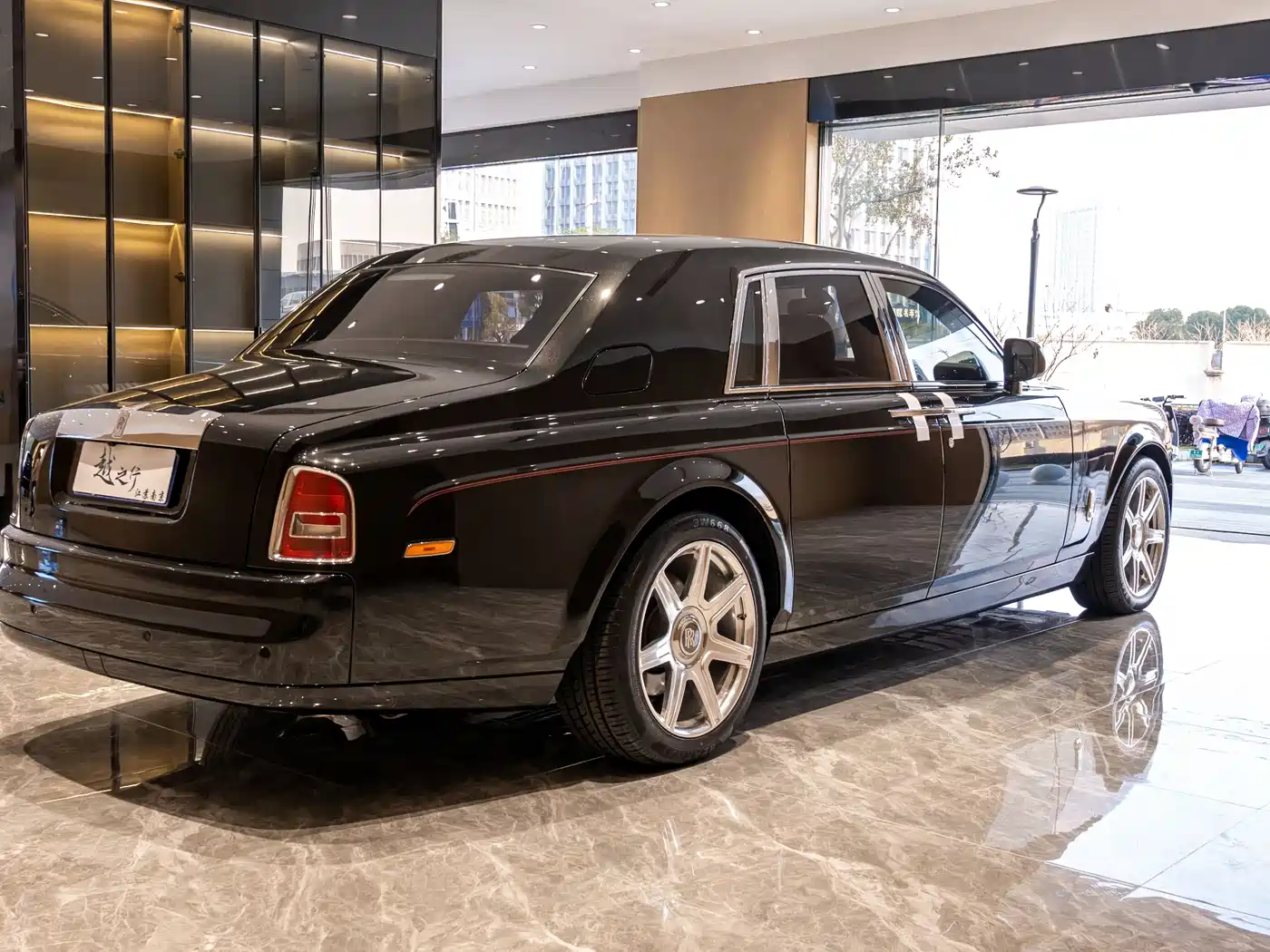 Фото 2 - Rolls-Royce Phantom