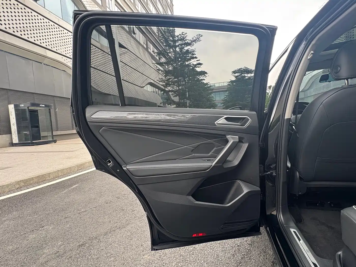 Volkswagen Tiguan L 2024 330TSI Automatic 2WD R-Line Premium Enjoyment Edition фото 12