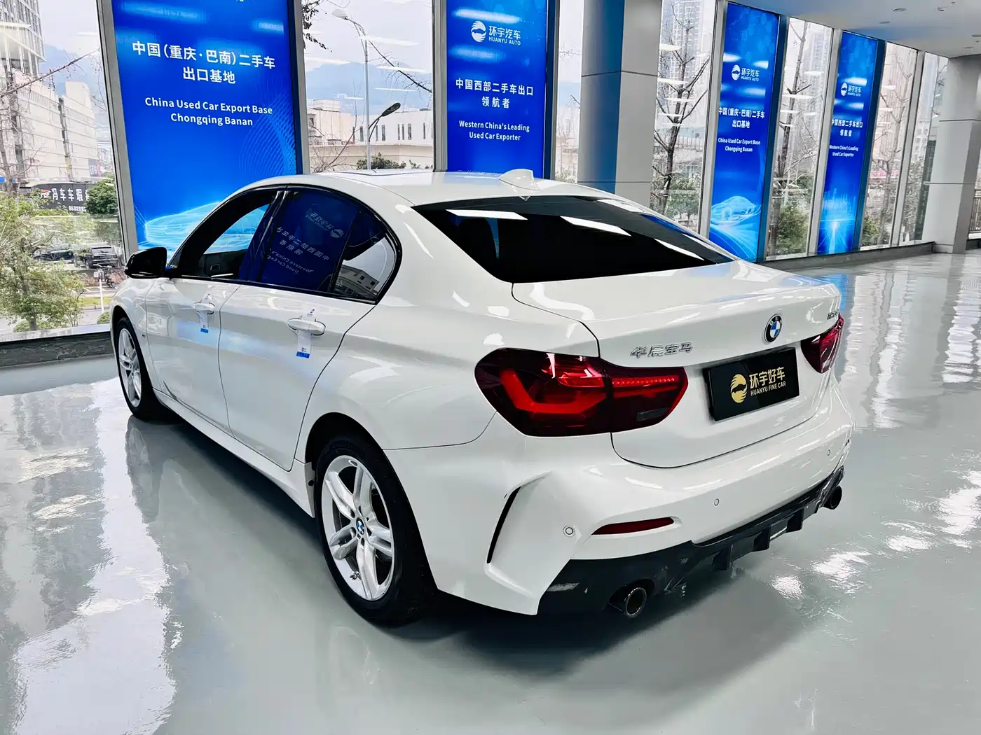 BMW 1 Series 2023 120i M Sport Shadow Edition фото 6