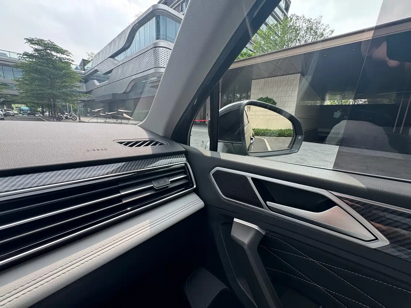 Volkswagen Tiguan L 2024 330TSI Automatic 2WD R-Line Premium Enjoyment Edition фото 26