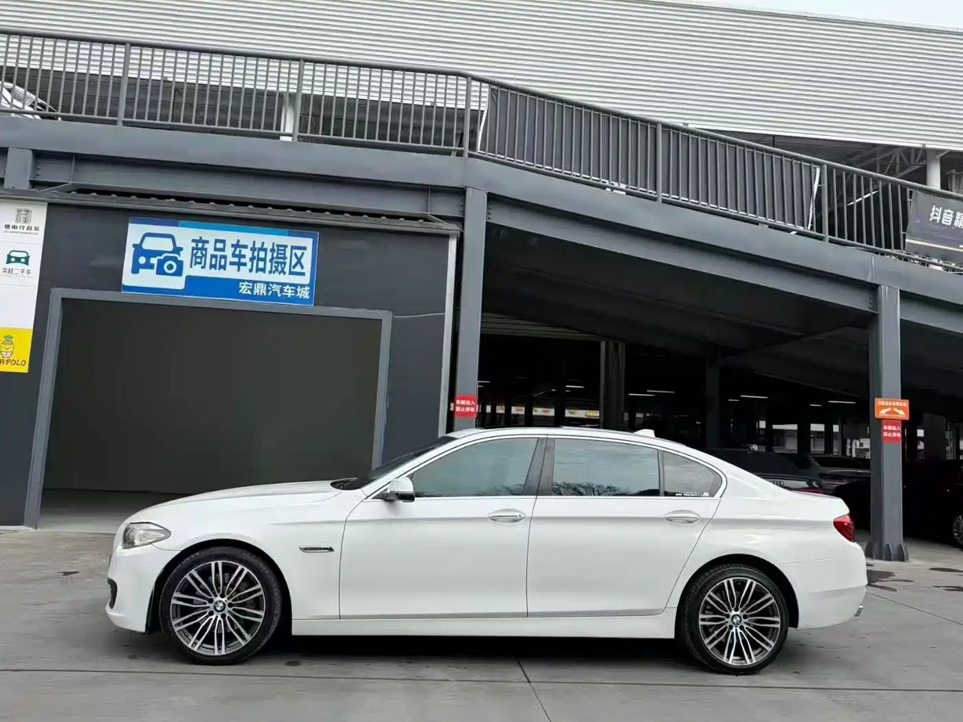 BMW 5 Series 2013 535Li Leadership фото 7