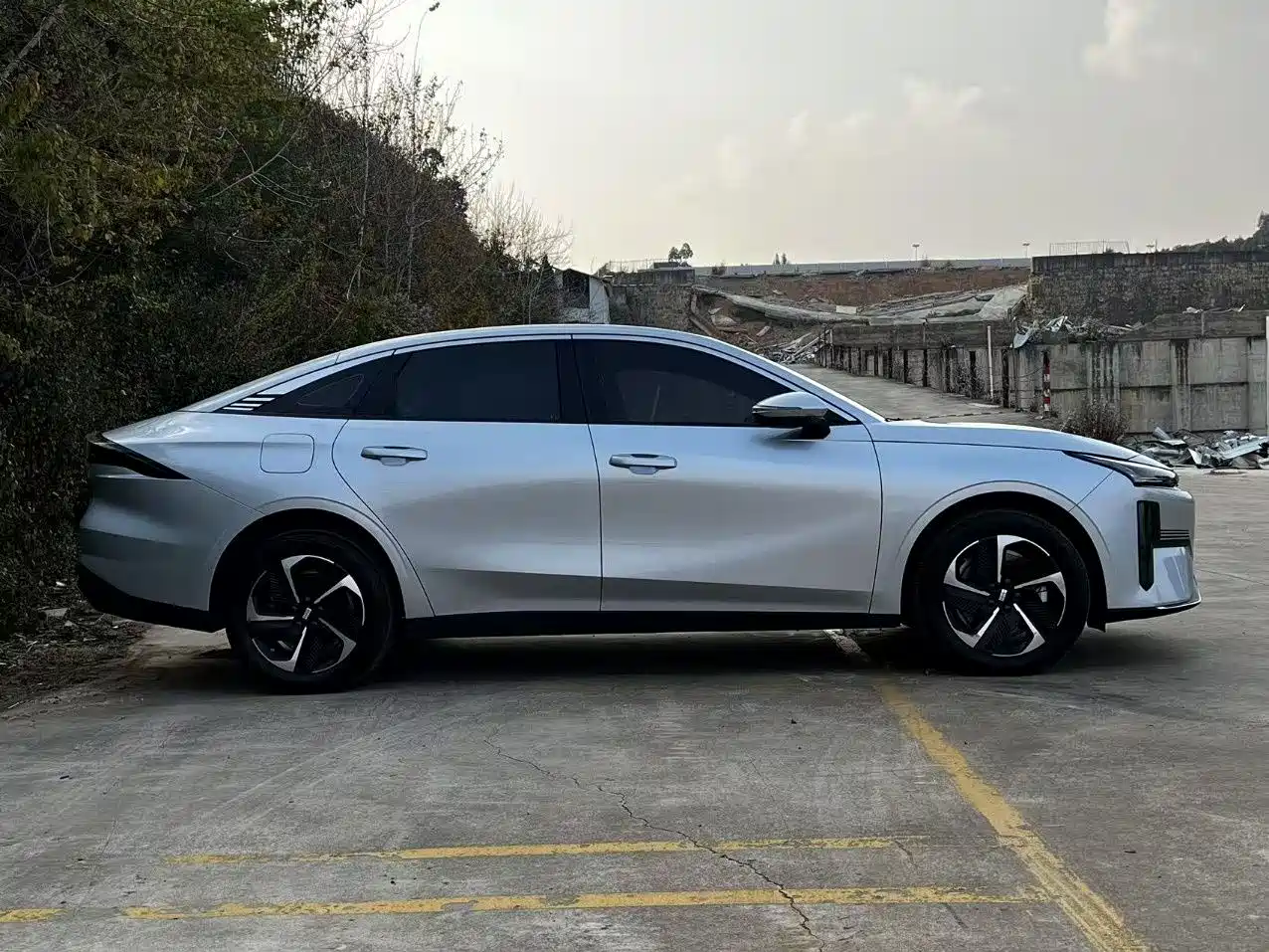 Geely Galaxy Galaxy L6 2025 EM-i 140km Starship Edition фото 11