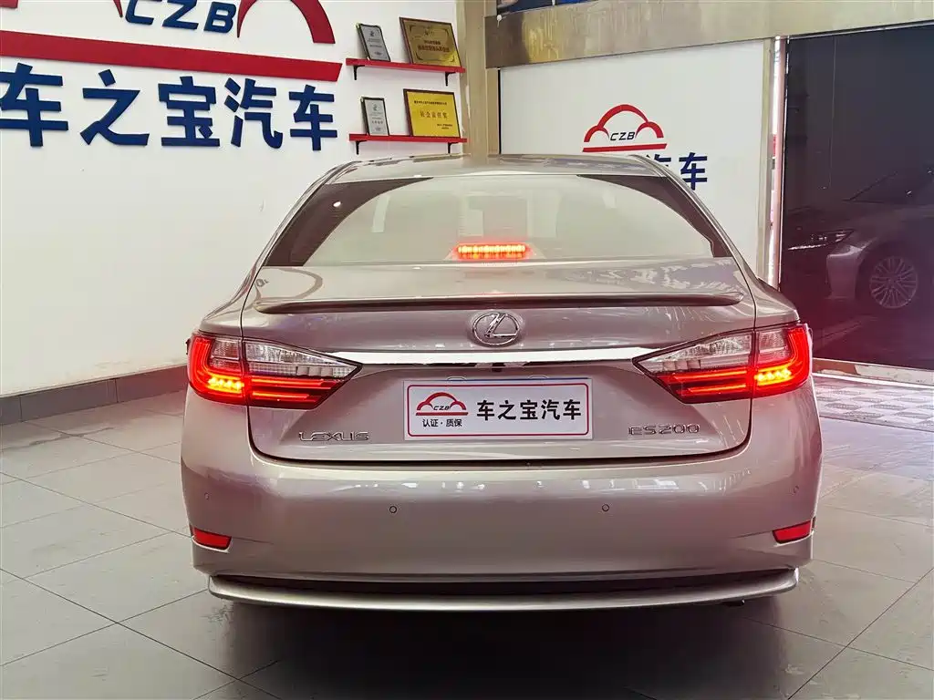 Фото 6 - Lexus ES