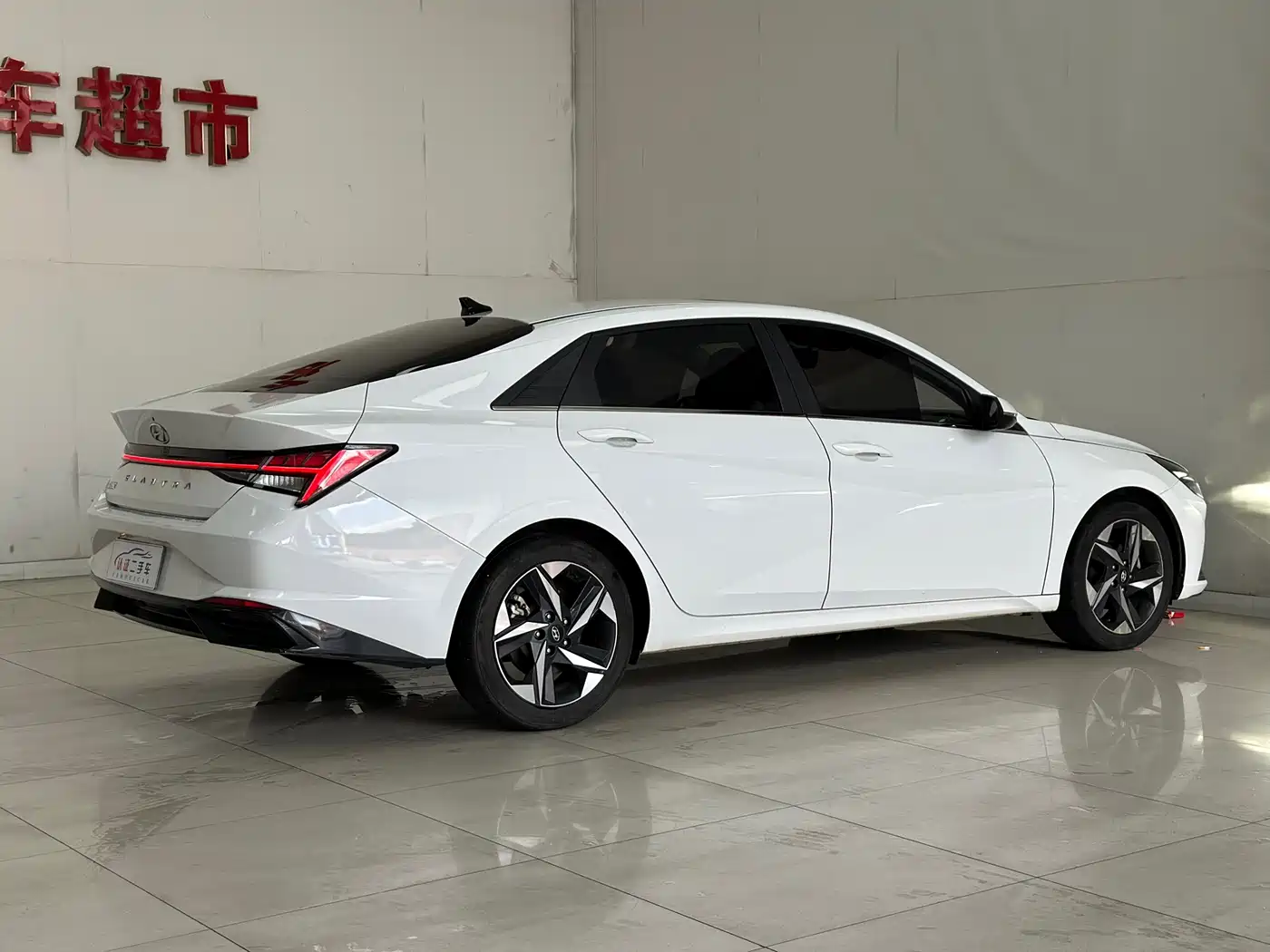 Hyundai Elantra 2021 1.5L CVT LUX Premium Edition фото 15