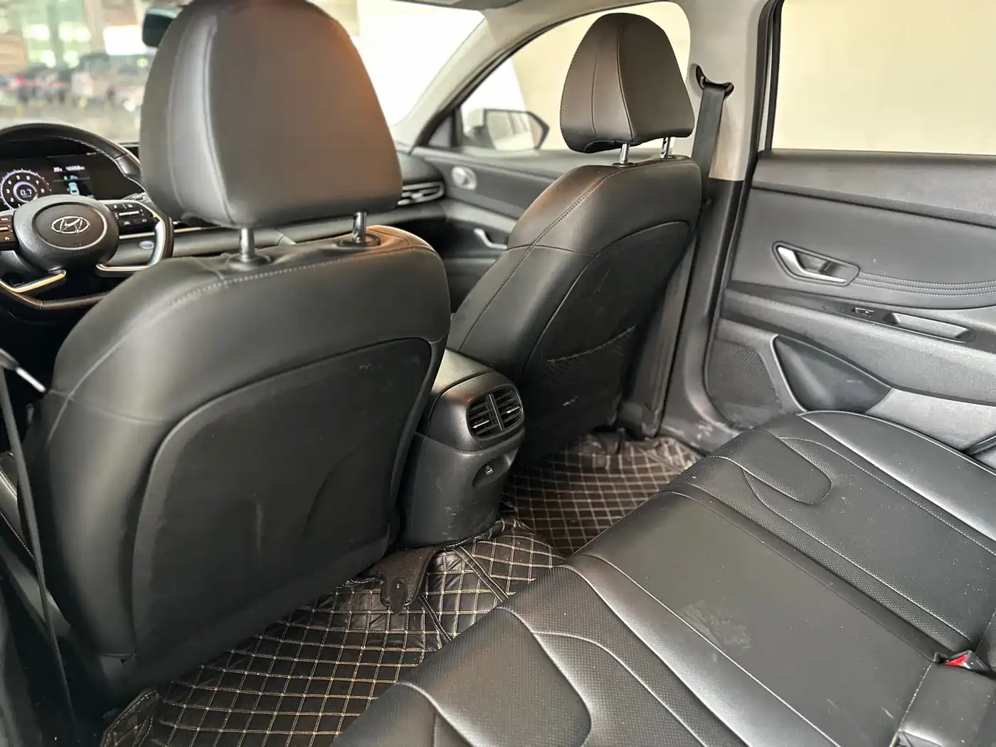 Hyundai Elantra 2021 1.5L CVT LUX Premium Edition фото 8