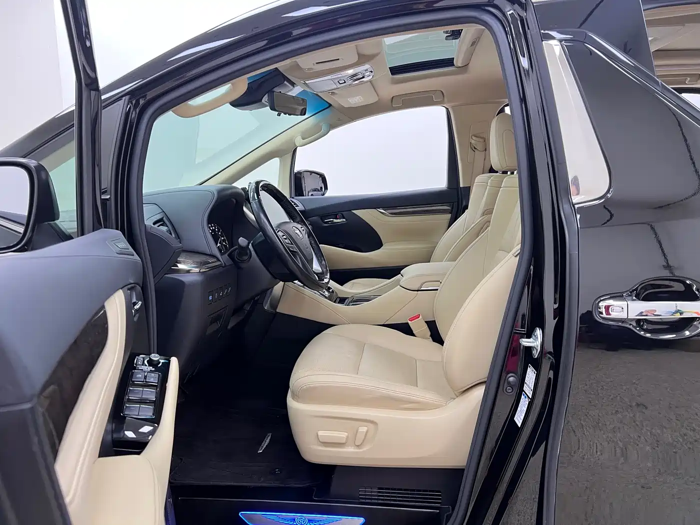 Toyota Vellfire 2021 Crown Hybrid 2.5L HV Premium Edition фото 16