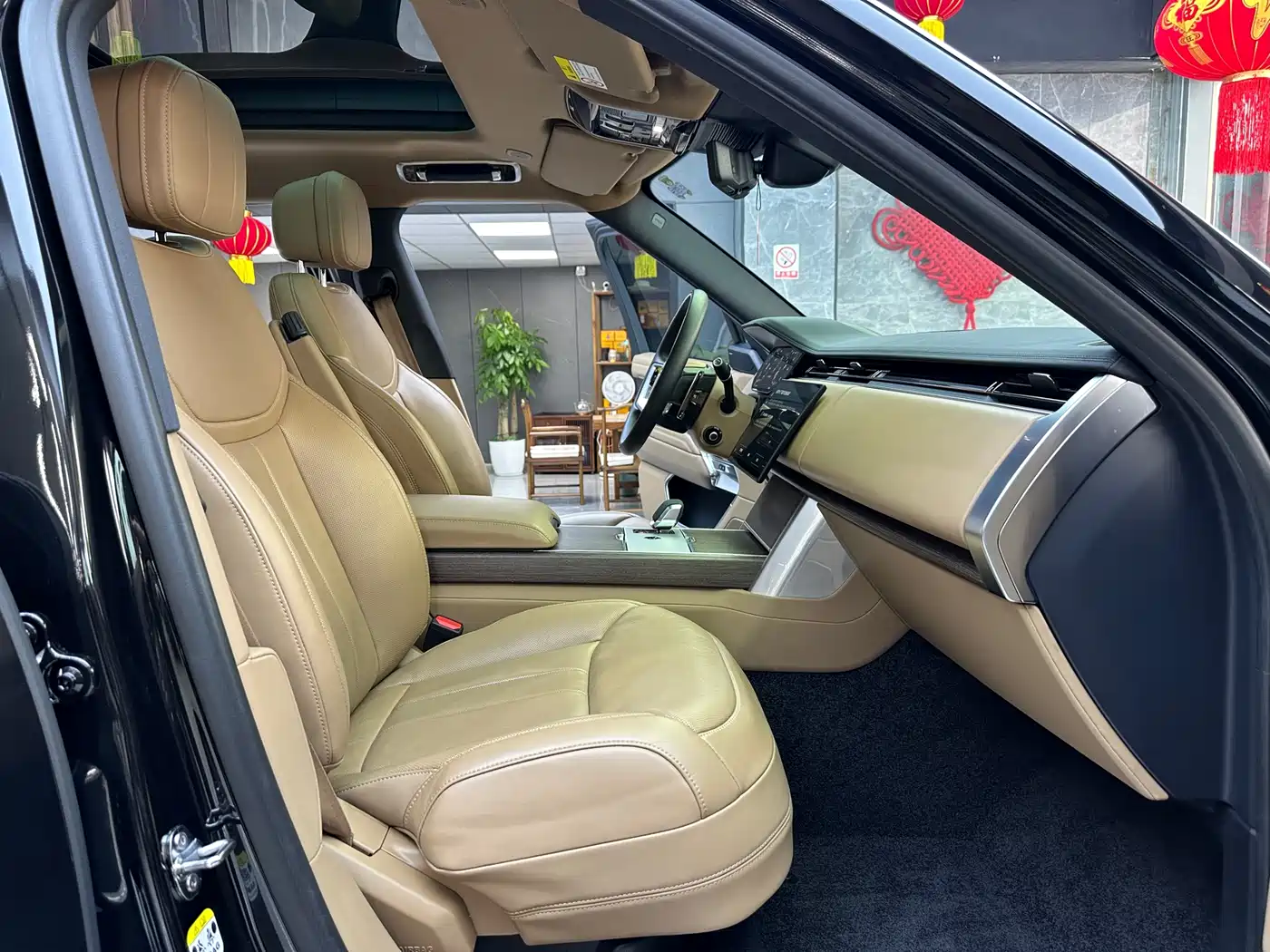 Land Rover Range Rover 2025 3.0 L6 400PS Flourishing Era Extended Wheelbase фото 9