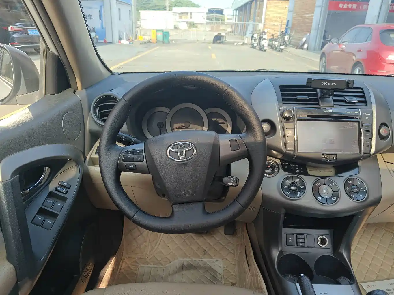 Фото 10 - Toyota RAV4