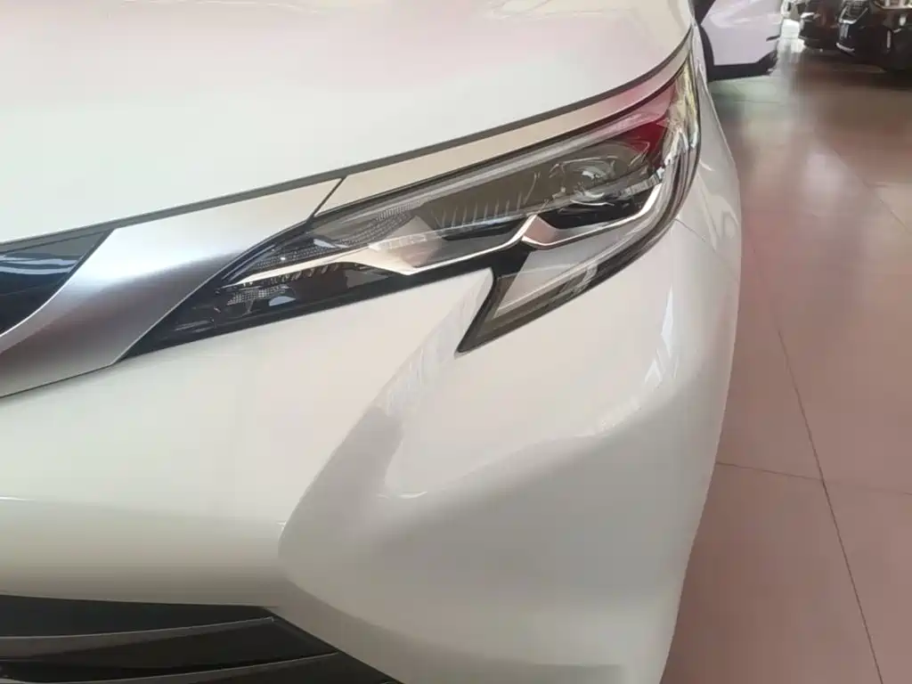 Photo 18 - Toyota Sienna