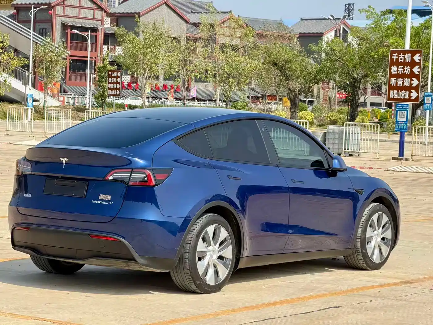 TESLA MODEL Y