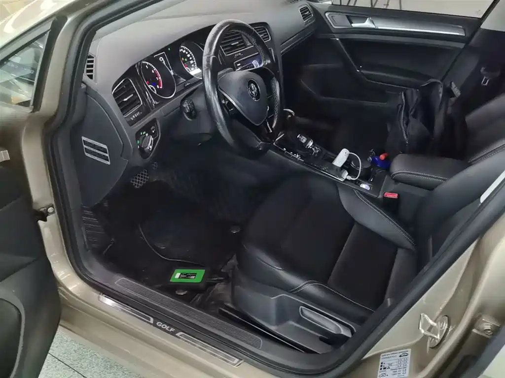 Volkswagen Golf 2017 1.6L Auto Comfort Millionth Edition фото 15