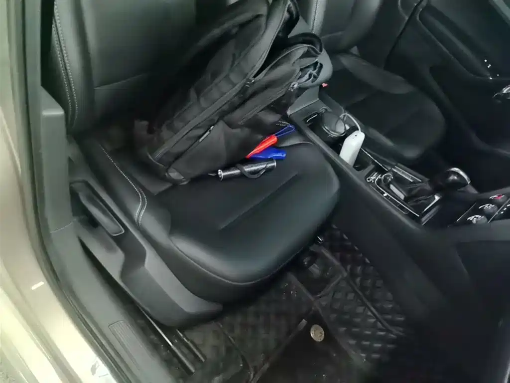 Volkswagen Golf 2017 1.6L Auto Comfort Millionth Edition фото 25