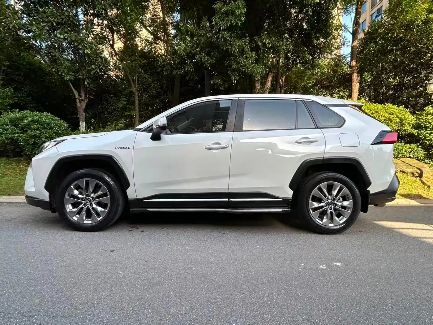 Toyota Wildlander 2020 Hybrid 2.5L E-CVT AWD Luxury Edition фото 2