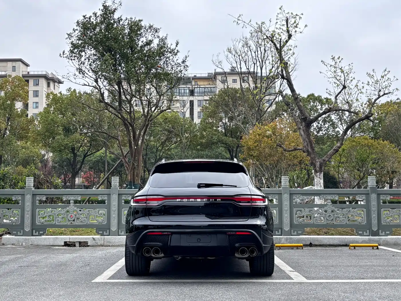 PORSCHE MACAN