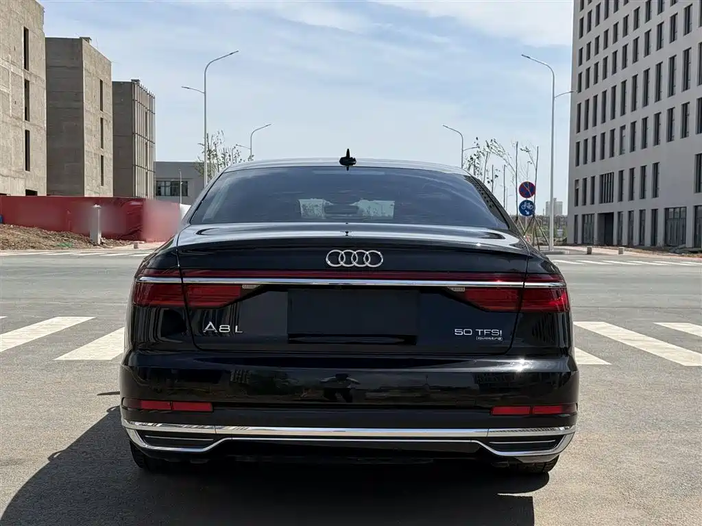 AUDI A8