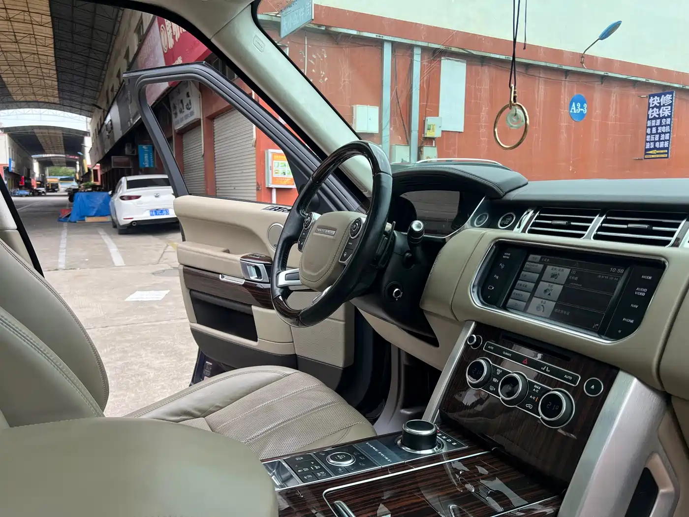 Land Rover Range Rover 2015 3.0 TDV6 Vogue фото 9