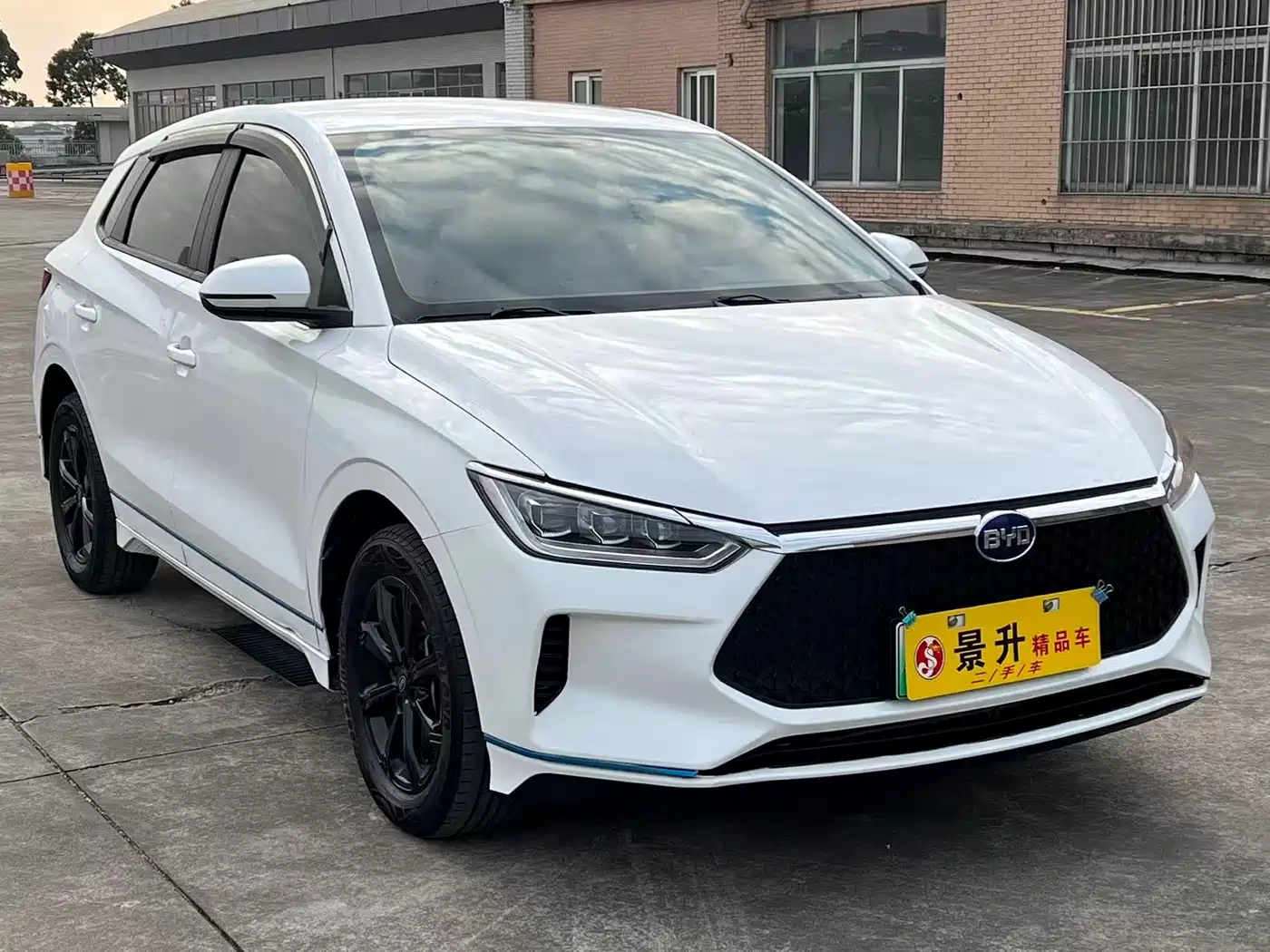 BYD E2