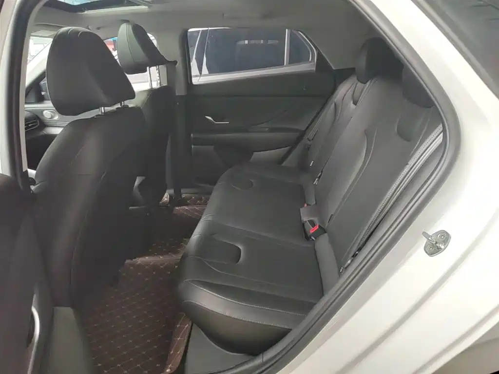 Hyundai Elantra 2021 1.5L CVT LUX Premium Edition фото 17