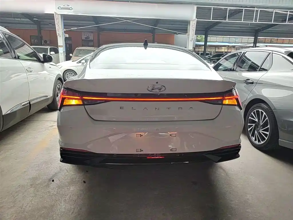 Hyundai Elantra 2021 1.5L CVT LUX Premium Edition фото 6