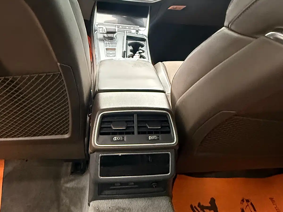 Фото 9 - Audi A7L