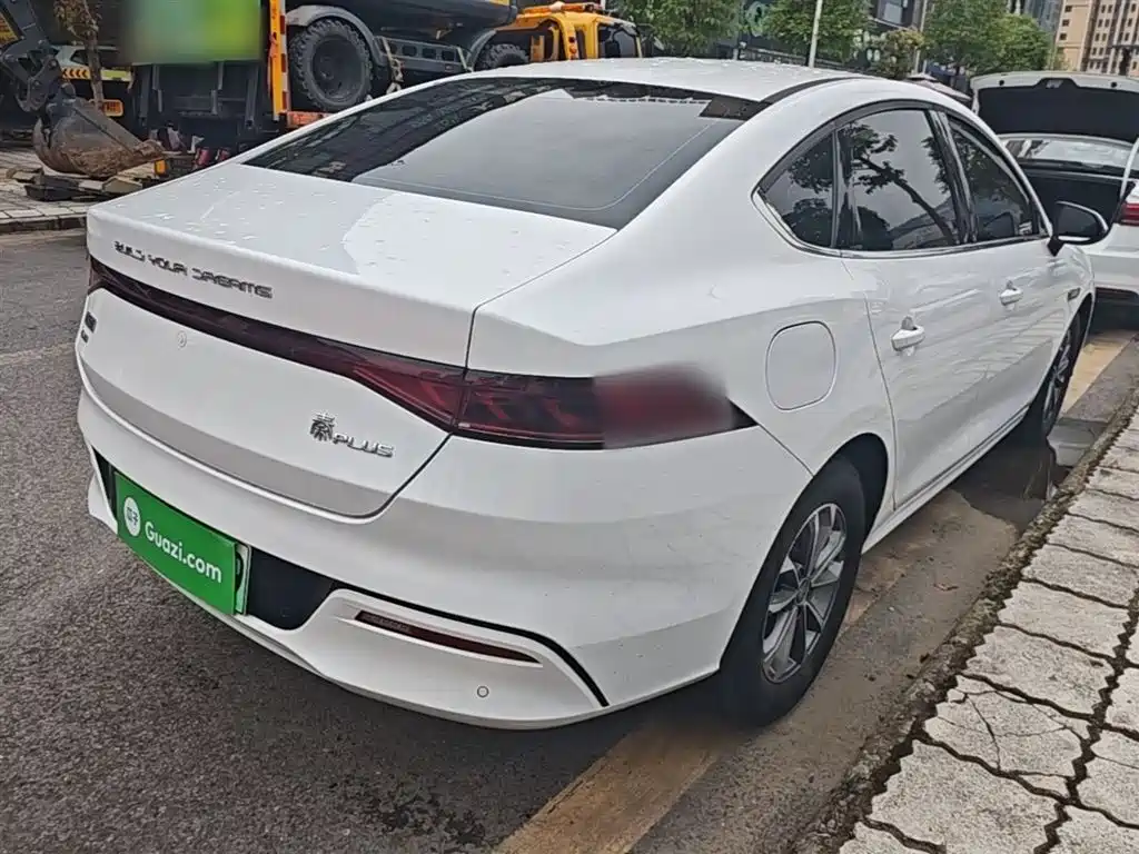 BYD Qin PLUS 2024 Glory Edition DM-i 55KM Leading фото 7