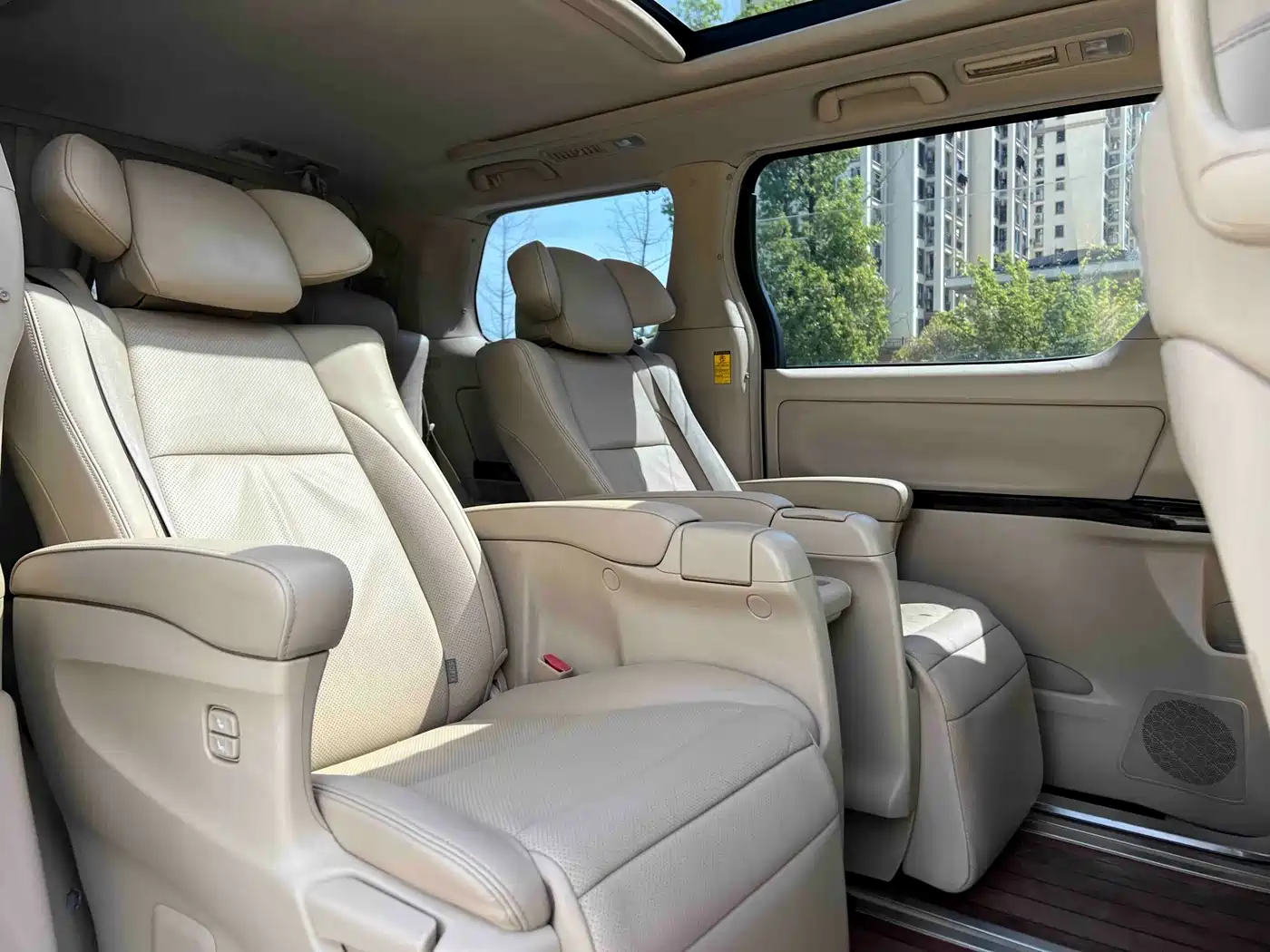 Toyota Alphard фото 9