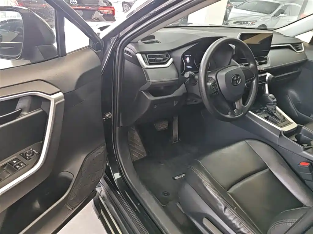 Toyota Wildlander 2023 2.0L CVT FWD LE фото 16