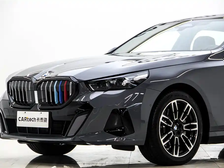 BMW 5 Series 2025 530Li Leading M Sport Package фото 8