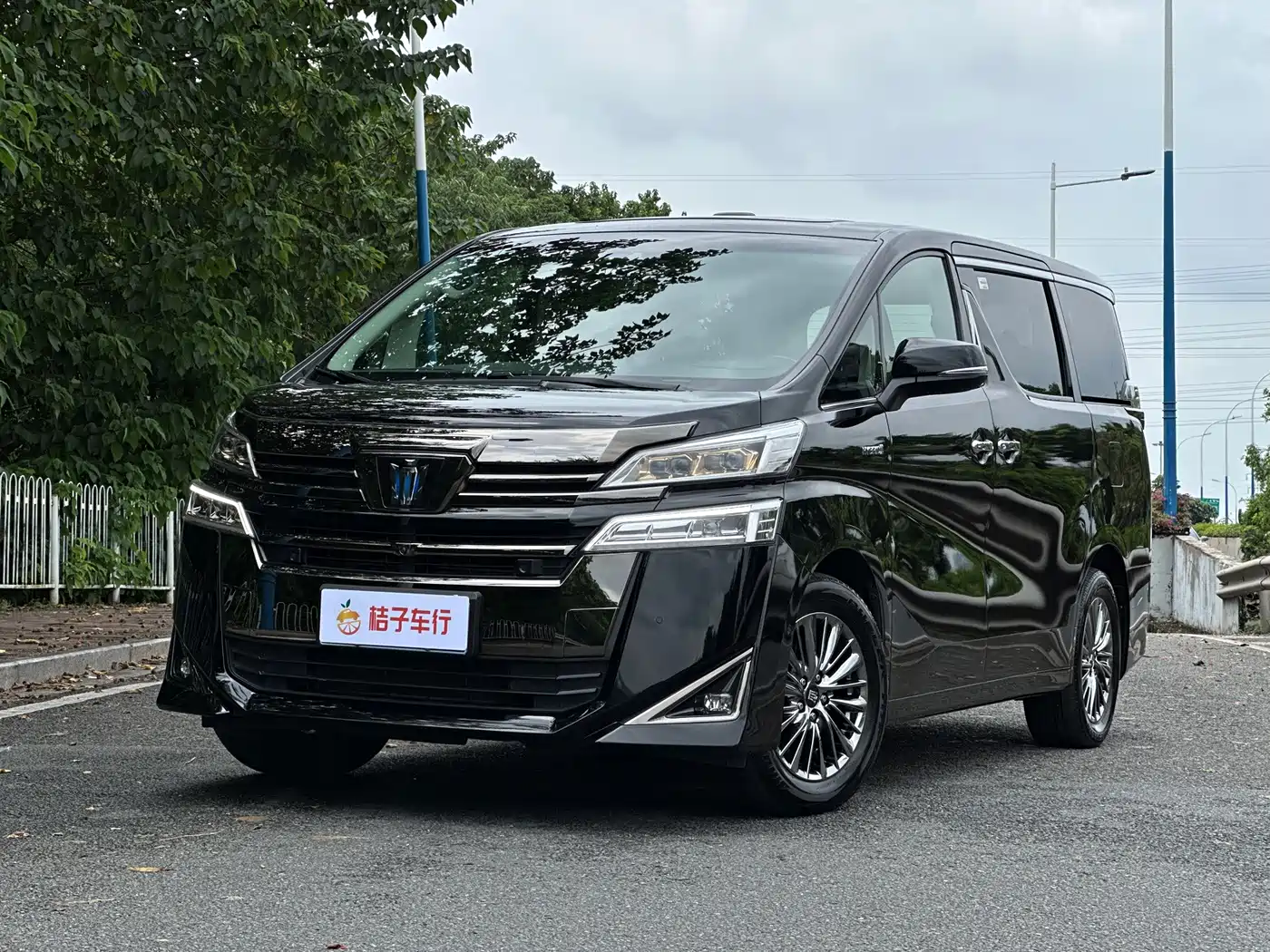 Фото 1 - Toyota Vellfire
