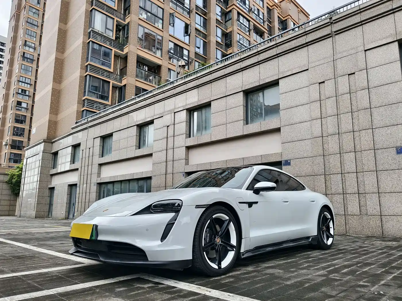 PORSCHE TAYCAN