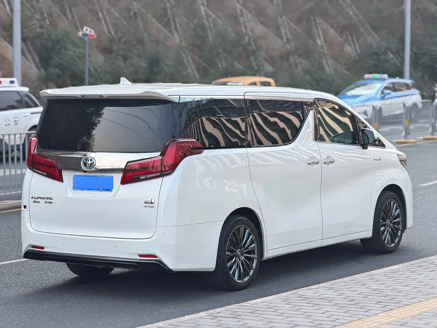 Toyota Alphard 2021 Hybrid 2.5L Premium фото 17