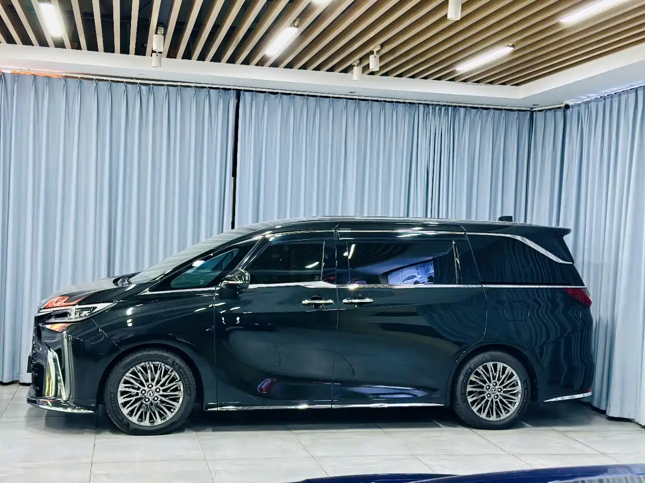 Photo 14 - Lexus LM