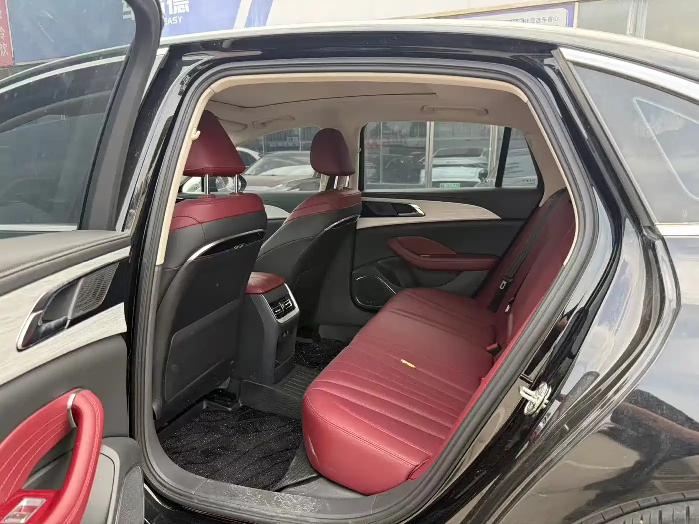 Hongqi H5 2025 2.0T Automatic Flag Celebration 500,000 Units Anniversary Edition фото 5